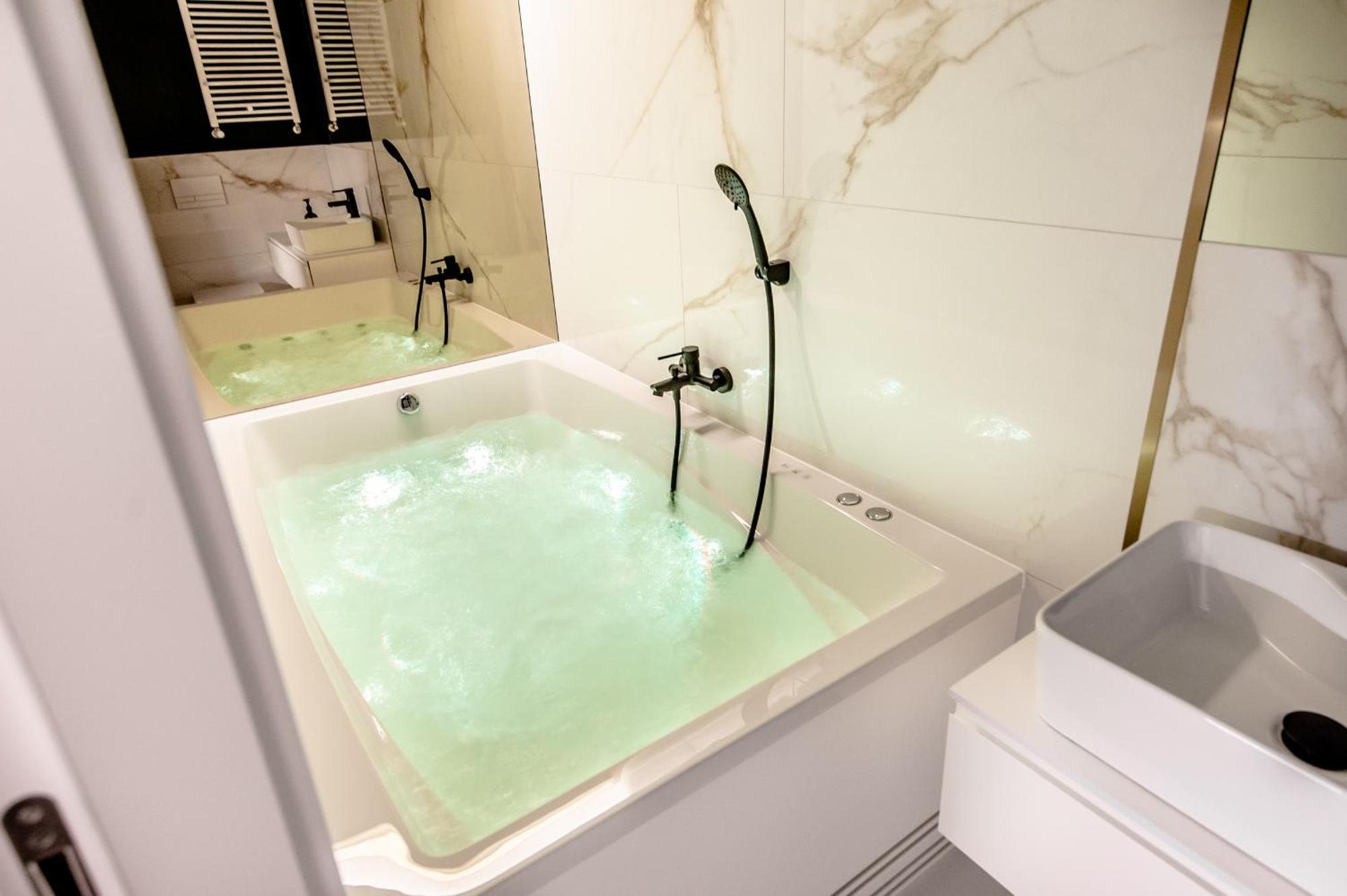 Super-Apartamenty Vip Jacuzzi III Poznaň Exteriér fotografie
